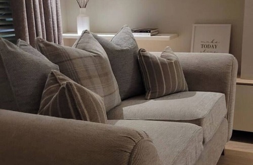 Pollokshaws House | Stylish, Modern 3 bedroom house, free parking x 2