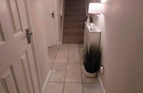 Pollokshaws House | Stylish, Modern 3 bedroom house, free parking x 2
