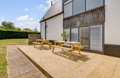Hethel House | Stylish, modern 5bed Farmhouse w/garden & parking