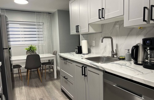 Kitchener Apartment | Stylish Modern Apartment | King Beds | Work-Friendly | Free Parking