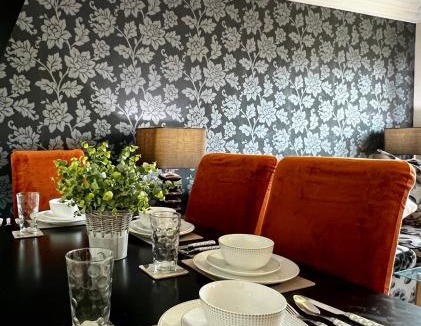 Cowlairs Apartment | Stylish Modern Flat with Juliet Balcony & Parking