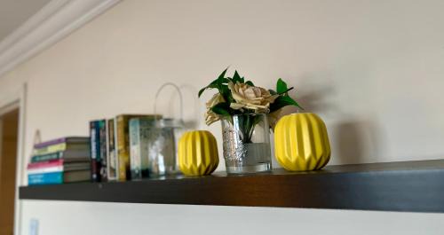 Cowlairs Apartment | Stylish Modern Flat with Juliet Balcony & Parking