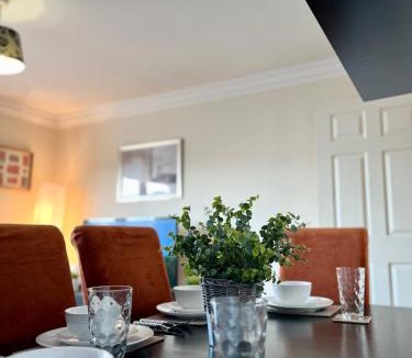 Cowlairs Apartment | Stylish Modern Flat with Juliet Balcony & Parking
