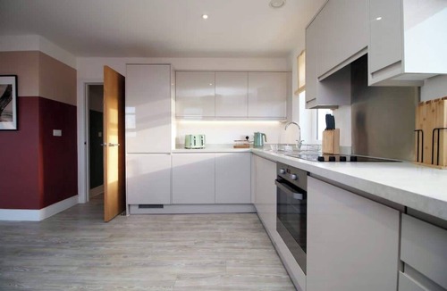 Hamworthy Condo | Stylish modern retreat overlooking Poole Quay