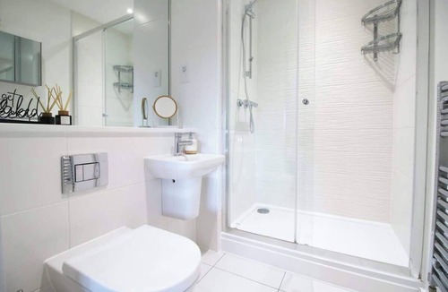 Hamworthy Condo | Stylish modern retreat overlooking Poole Quay