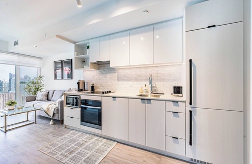 Bay Street Corridor Condo | Stylish & Spacious 2 Bed 2 Bath - Heart of downtown (Healthcare Discount)