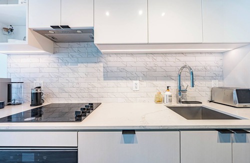 Bay Street Corridor Condo | Stylish & Spacious 2 Bed 2 Bath - Heart of downtown (Healthcare Discount)