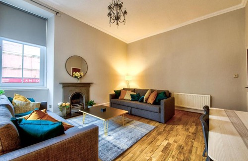 Finnieston Apartment | Stylish & Spacious 3 Bedroom Apt in Finnieston, West End