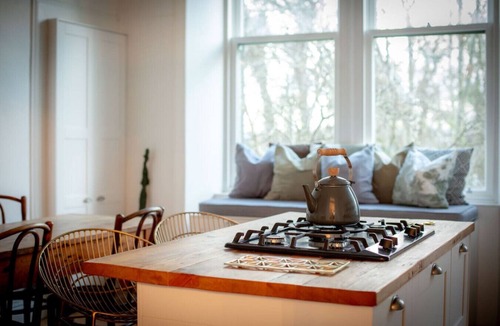 Paisley Apartment | Stylish & Spacious, Great Transport Links