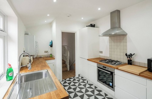 West Ham Apartment | Stylish Stratford Flat for up to 4 Guests
