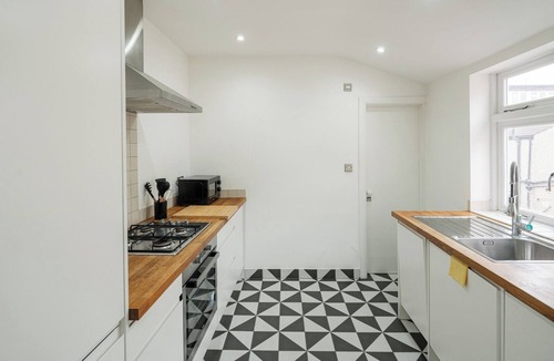 West Ham Apartment | Stylish Stratford Flat for up to 4 Guests