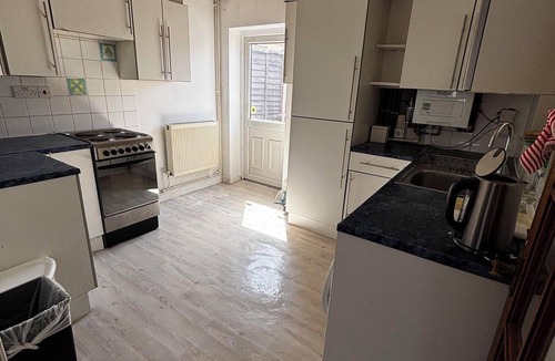 Stone Bed & Breakfast | Stylish Studio with SuperKing Bed Private entrance and parking Near Bluewater