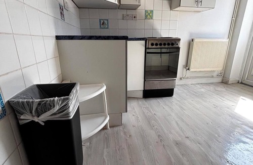 Stone Bed & Breakfast | Stylish Studio with SuperKing Bed Private entrance and parking Near Bluewater