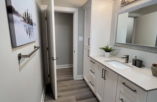 Vanier North Apartment | Stylish Summer Stay – 3BR Near uOttawa & Downtown (All-Inclusive)