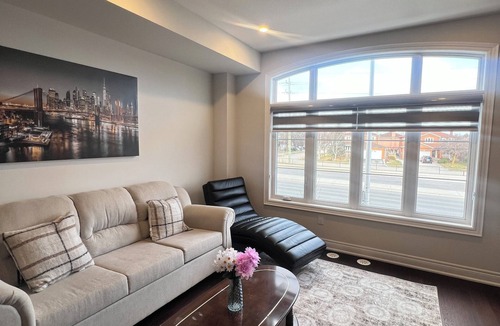 Oakville House | Stylish Three-Level Oakville Townhome Near Toronto with Parking and Balconies