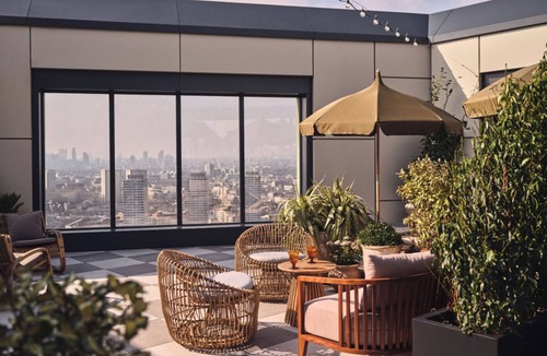 Bromley North Apartment | Stylish two-bedroom flat with a large balcony