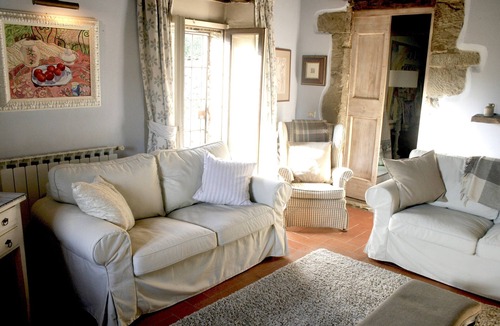 Lippiano House | Stylish Umbrian Farmhouse with Private Pool, Beautiful Gardens & Stunning Views.