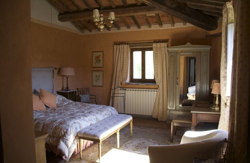 Lippiano House | Stylish Umbrian Farmhouse with Private Pool, Beautiful Gardens & Stunning Views.