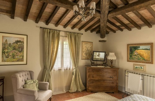 Lippiano House | Stylish Umbrian Farmhouse with Private Pool, Beautiful Gardens & Stunning Views.
