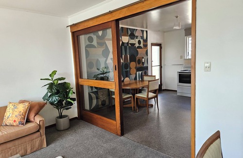 Timaru Apartment | Suite Caroline: Right on the Bay and central to everywhere!