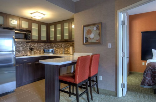 Central Hamilton Apartment | Suite w/Balcony | Breakfast Provided Daily