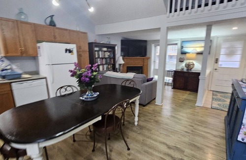Central Elgin Cottage | Sun Valley Beach Fenced YARD Home by Lake Erie. Pets ok Wifi, Fireplace,BBQ, A/C
