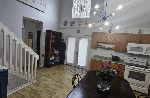 Central Elgin Cottage | Sun Valley Beach Fenced YARD Home by Lake Erie. Pets ok Wifi, Fireplace,BBQ, A/C