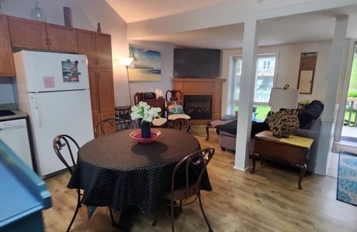 Central Elgin Cottage | Sun Valley Beach Fenced YARD Home by Lake Erie. Pets ok Wifi, Fireplace,BBQ, A/C
