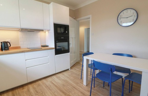 Strathaven Cottage | SUNDALE, with a garden in Strathaven