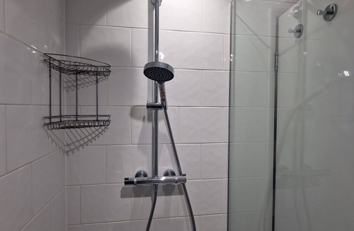 West Ham Apartment | Sunlit loft, ensuite, TV, workspace, kitchen access. 7 min to the underground.