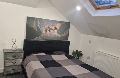 West Ham Apartment | Sunlit loft, ensuite, TV, workspace, kitchen access. 7 min to the underground.