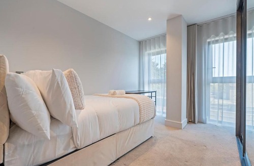 Barnet Apartment | Sunlit Retreat Near Tube I 1 Direct Train To Central London