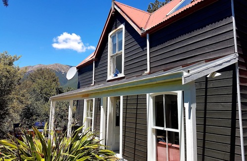 St. Arnaud House | Sunny, Private Cottage in St Arnaud