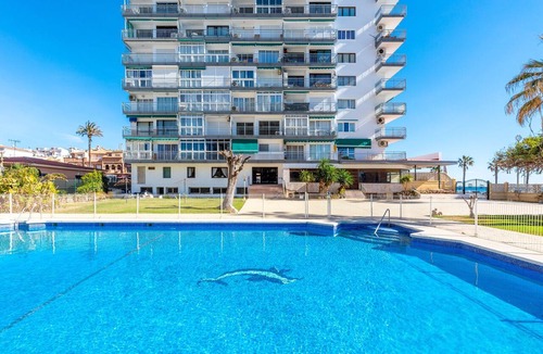 Torrequebrada Apartment | Sunny Seaside Studio with Balcony, A/C & Sea View