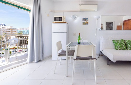 Torrequebrada Apartment | Sunny Seaside Studio with Balcony, A/C & Sea View