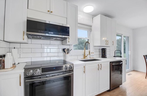 Pointe aux Roches House | Sunny Shores Getaway 3BR/2bA/pool