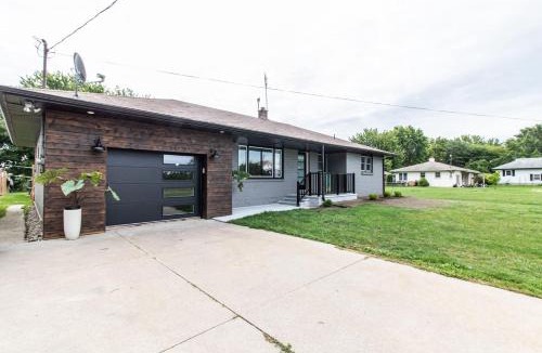 Pointe aux Roches House | Sunny Shores Getaway 3BR2bApool