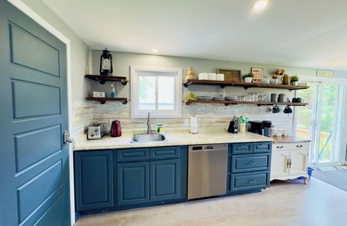 Lambton Shores House | Sunny Shores Retreat with king suite and hot tub!