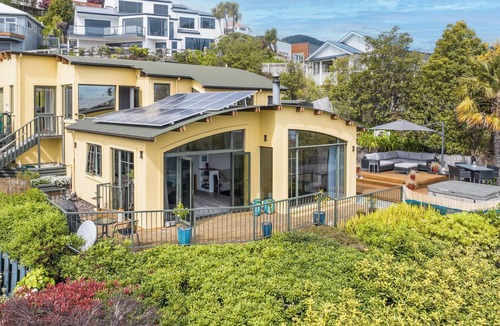 Nelson House | Sunset Heights - Nelson Holiday Home