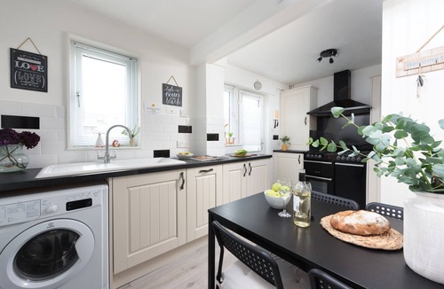 Treator Cottage | Sunshine Cottage - a cottage that sleeps 4 guests in 2 bedrooms
