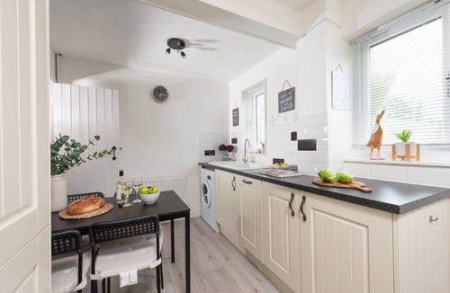 Treator Cottage | Sunshine Cottage - a cottage that sleeps 4 guests in 2 bedrooms
