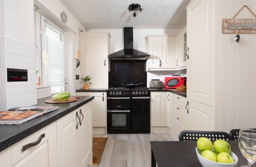 Treator Cottage | Sunshine Cottage - a cottage that sleeps 4 guests in 2 bedrooms