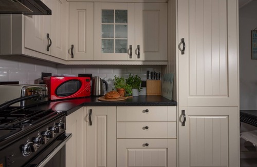 Treator Cottage | Sunshine Cottage - a cottage that sleeps 4 guests in 2 bedrooms