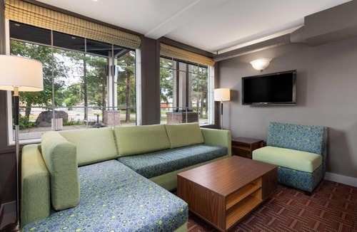 Sault Ste. Marie Hotel | Super 8 by Wyndham Sault Ste Marie On