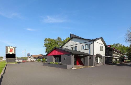 Gananoque Hotel | Super 8 by Wyndham Gananoque - Country Squire Resort