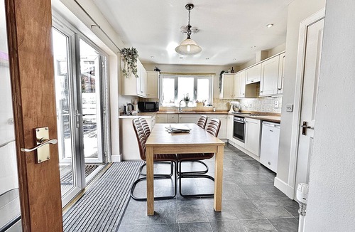 Furnace Cottage | Super Pet-Friendly, Loch Front Cottage with Direct Loch Access and Games Room