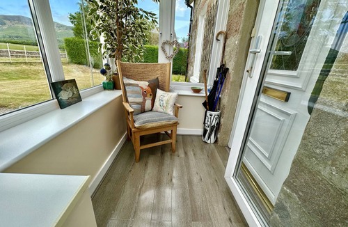 Furnace Cottage | Super Pet-Friendly, Loch Front Cottage with Direct Loch Access and Games Room