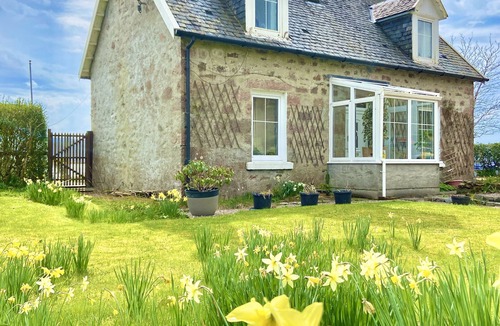 Furnace Cottage | Super Pet-Friendly, Loch Front Cottage with Direct Loch Access and Games Room