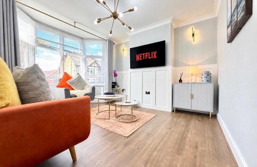 Luton Apartment | SUPERB CENTRAL HOUSE, MODERN DESIGN, FREE PARKING FOR 2 VEHICLES, PRIVATE GARDEN, Prime Central Location, Near M1 & Airport
