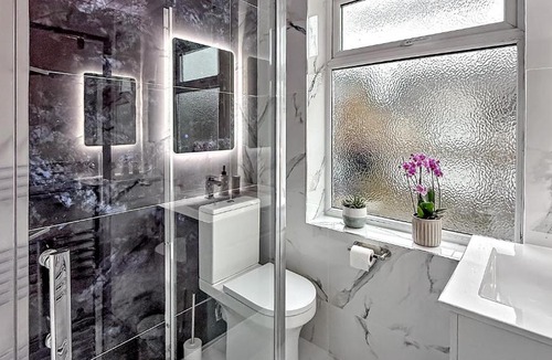Luton Apartment | SUPERB CENTRAL HOUSE, MODERN DESIGN, FREE PARKING FOR 2 VEHICLES, PRIVATE GARDEN, Prime Central Location, Near M1 & Airport
